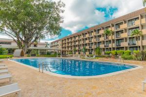 une piscine en face d'un bâtiment dans l'établissement Irazú Hotel & Studios, à San José