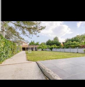 a view of a yard with a building and a sidewalk at Appartement 2pièces paris Disney in Vaires-sur-Marne