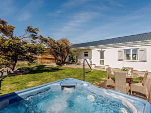 a hot tub in the yard of a house at 2 Bed in Rhosneigr 81515 in Caeʼr-geiliog