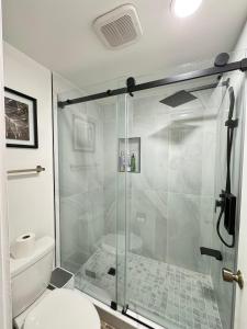 a bathroom with a glass shower with a toilet at Beautiful House with Fantastic view in Azusa in Azusa