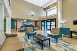 una hall con divano, sedie e tavolo di Best Western Port Lavaca Inn a Port Lavaca
