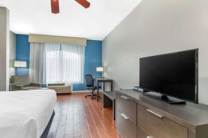 Habitación de hotel con cama y TV de pantalla plana. en Best Western Port Lavaca Inn en Port Lavaca