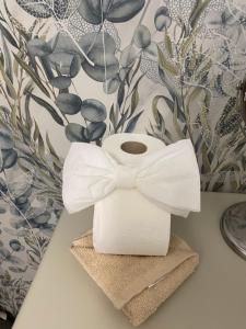 een rol toiletpapier met een boog op een handdoek bij Melania's Green House in Rome