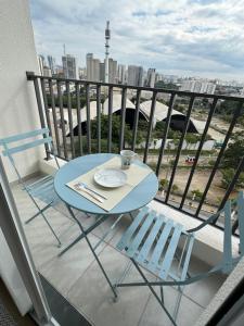 - Balcón con mesa y sillas y vistas a la ciudad en Apto perto Metrô, Allianz e Espaço Unimed, en São Paulo