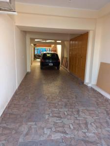 samochód zaparkowany w korytarzu domu w obiekcie Departamento Letty - con cochera w mieście San Salvador de Jujuy