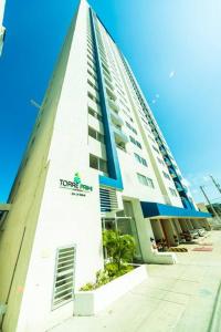 een hoog gebouw met een bord aan de zijkant bij Cozy/Exclusive 17th floor apartment with sea view in Cartagena