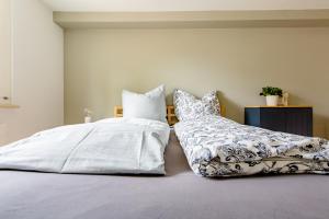 een slaapkamer met 2 kussens op een bed bij Do Well Messe in Bazel