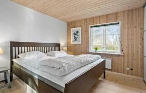um quarto com uma cama grande e uma janela em 3 Bedroom Pet Friendly Home In Hjslev em Højslev