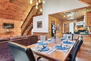uma sala de jantar com uma mesa e um sofá em NEW HOT TUB! Secluded 3 Bed Cabin in Pigeon Forge em Pigeon Forge