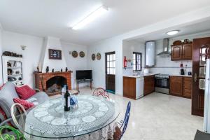 - un salon avec une table et une cheminée dans l'établissement La Familia House, à São Teotónio