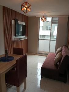 a living room with a table and a couch at Hermoso Apartamento en zona exclusiva in Armenia