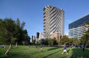 een groep mensen die in een park met gebouwen lopen bij Suite Piscina in Quito