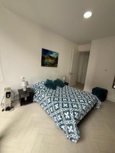 een slaapkamer met een bed met een zwart-wit dekbed bij Suite Piscina in Quito