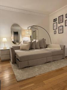- un grand lit dans une chambre avec un grand miroir dans l'établissement Hyde Park Corner House, à Londres