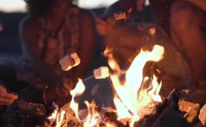 un feu dans un grill avec beaucoup de flammes dans l'établissement 2 Kings Hot Tub Modern Cottage Hill Country, à Blanco