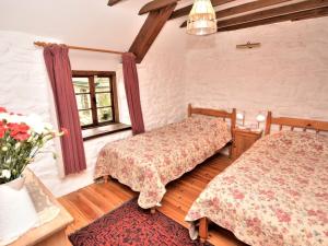 sypialnia z 2 łóżkami i oknem w obiekcie 3 Bed in Widecombe-in-the-Moor 36683 w mieście Widecombe in the Moor