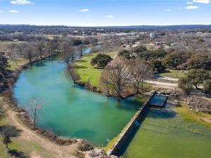 - une vue aérienne sur une rivière avec de l'eau verte dans l'établissement 2 Kings Hot Tub Modern Cottage Hill Country, à Blanco