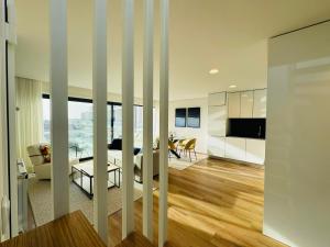 a living room with a kitchen and a dining room at Paradis bleu in Marinhas