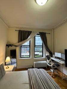 1 dormitorio con 1 cama y escritorio con ordenador en TIME SQUARE 42nd Street Private Room, en Nueva York