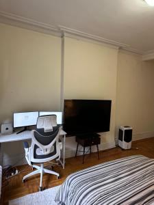 1 dormitorio con escritorio, ordenador y cama en TIME SQUARE 42nd Street Private Room, en Nueva York