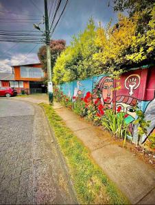 un mural en el lateral de un edificio con una calle en Cabaña con estacionamiento privado, en Llanquihue