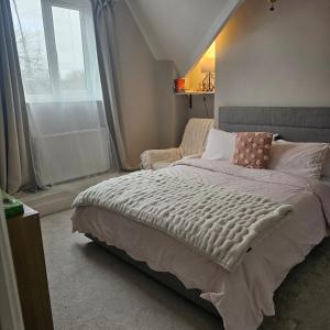 Un dormitorio con una cama grande y una ventana en Shrewsbury 1, en Mánchester