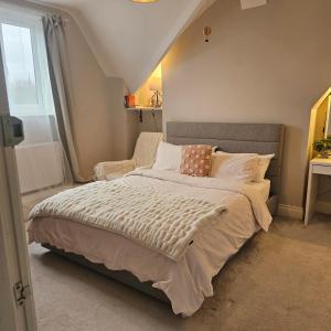 Un dormitorio con una cama grande y una ventana en Shrewsbury 1, en Mánchester
