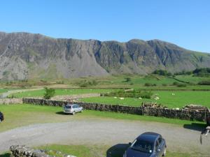 samochód zaparkowany przed polem z owcami w obiekcie 2 Bed in Wasdale SZ551 w mieście Nether Wasdale