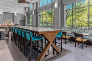 uma grande sala de jantar com uma grande mesa e cadeiras em Hampton Inn & Suites Arlington Crystal City DCA em Arlington