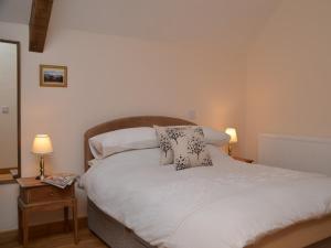 um quarto com uma cama com duas almofadas em 3 Bed in Wells 55232 em Chewton Mendip