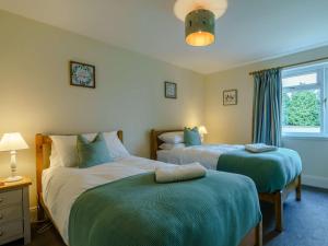 1 dormitorio con 2 camas y ventana en 3 Bed in Blairgowrie 90111, en Blairgowrie