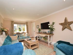 uma sala de estar com um sofá azul e uma estrela-do-mar na parede em 3 Bed in Bembridge 90582 em Bembridge