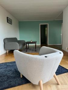 En sittgrupp på Home Stays-Private Rooms in a Villa Near City for families/Individuals