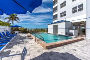 フォートマイヤーズビーチにあるWelcome to Beach Villa's # 602 Vacation Rental - 250 Estero Blvd condoの建物の前のプール