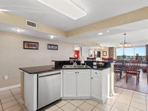 een keuken met witte kasten en een aanrecht bij Yacht Club Villas #1- 1005 condo in Myrtle Beach