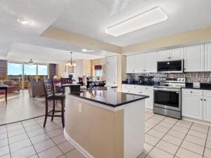 een keuken met witte kasten en een eiland in een kamer bij Yacht Club Villas #1- 1005 condo in Myrtle Beach