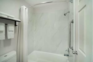 Ένα μπάνιο στο Motel 6 Houston, TX - I-10 West +21 φωτογραφίες