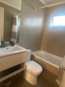 ein Badezimmer mit einem WC, einem Waschbecken und einer Badewanne in der Unterkunft Hermosa casa amoblada dos dormitorios mas dos baños in Los Ángeles