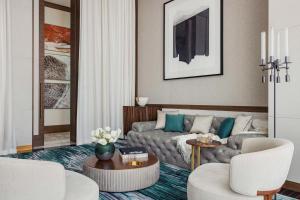 sala de estar con sofá y mesa en One&Only One Za'abeel en Dubái