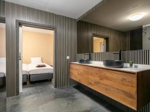 La salle de bains est pourvue de 2 lavabos et d'un lit. dans l'établissement Ons Huis, à Rodenboom