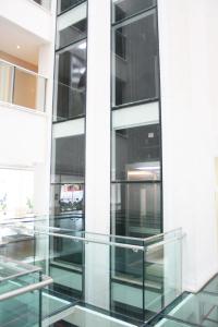 a glass staircase in a building at Noroeste Atrium Platine Apartamento Completo in Brasilia