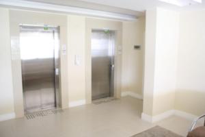 a hallway with two elevators in a building at Noroeste Atrium Platine Apartamento Completo in Brasilia