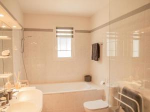 Koupelna v ubytování La Roque + 22 fotografií