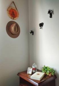 um quarto com uma mesa com um chapéu na parede em Apartamento aconchegante no bairro Nova Petrópolis em São Bernardo do Campo