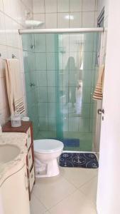 uma casa de banho com um WC e uma cabina de duche em vidro. em Apartamento aconchegante no bairro Nova Petrópolis em São Bernardo do Campo