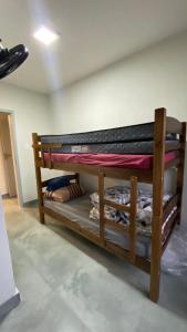 two bunk beds in a room in a room at Triplex novo em Matinhos litoral Paraná in Matinhos