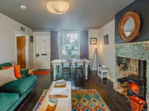 a living room with a green couch and a fireplace at 2 Bed in Bath 90431 in Wingfield