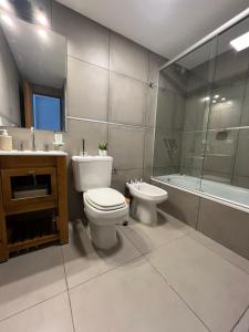 烏斯懷亞的住宿－ManuFel Rentals，浴室配有卫生间、盥洗盆和浴缸。