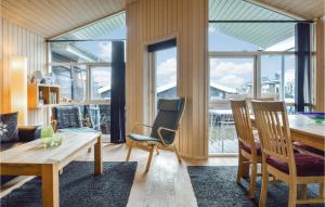 FæbækにあるShusのリビングルーム(木製テーブル、椅子付)