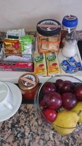 einen Kühlschrank mit Essen und einer Schale Obst in der Unterkunft Del Camino. Hospedaje Temporal in Zapala